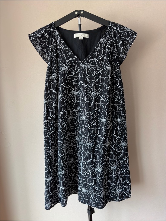 LOFT Dresses & Skirts - LOFT Medium Petite Black Floral Embroidered
Shift Dress Flutter Sleeve V-Neck